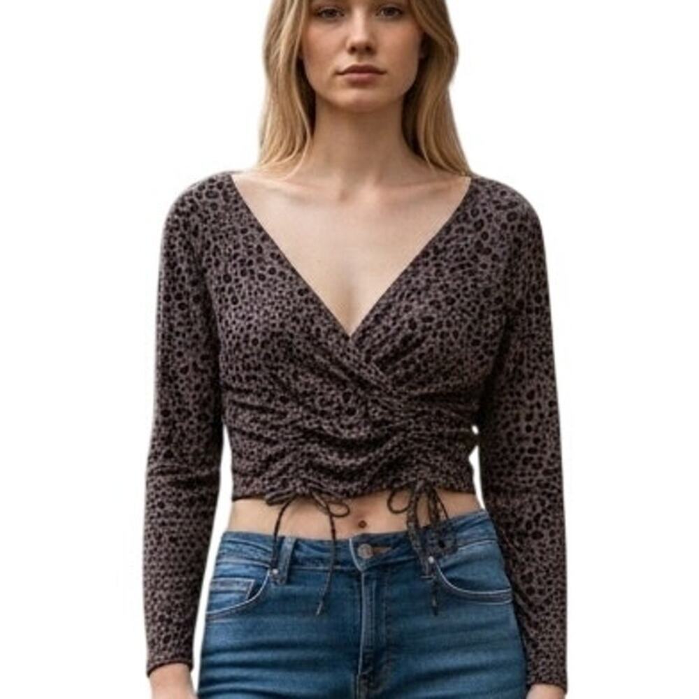 Le Lis Leopard Crop Top Womens Medium Gray Animal Print Cinched V-Neck Knit Tee